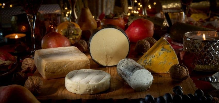Cheese selection on wooden board at Pong Cheese, with Purpl discounts for disabilities and long term health conditions and mobility discounts and offers.