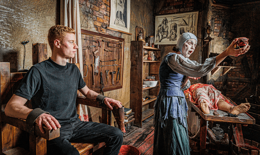 Live actor scene from the London Dungeon experience featuring theatrical horror and historical sets — perfect for showcasing accessible UK attractions for disabled adults and fun days out with disability-friendly ticket options.