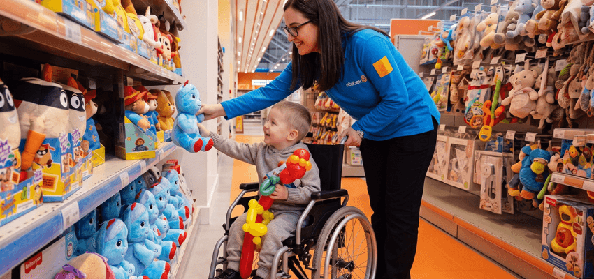 Child choosing toys with ebebek staff, Purpl discounts for disabilities and long term health conditions, mobility discounts and offers.